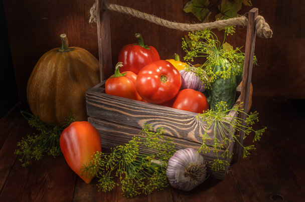 свежие овощи в коробке на темном деревянном фоне в деревенском стиле - Фото, изображение