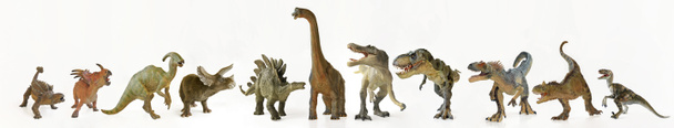 Un grupo de once dinosaurios en fila
 - Foto, Imagen