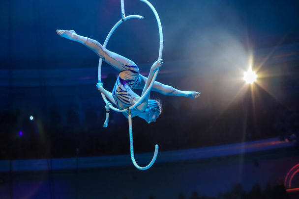 Minsk, Belarus - December 30, 2021: Aerial gymnast with a circus number. Gymnast Anastasia Donchenko - Photo, image