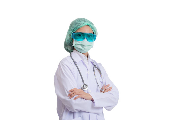 Joven doctora asiática con mascarillas para coronavirus o protección Covid-19 aislada sobre fondo blanco, Salud y Concepto Médico - Foto, imagen