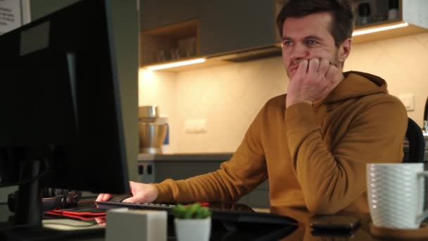 Man working online remotely at home - Filmagem, Vídeo