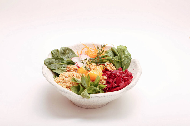 Placa de ensalada fresca con verduras mixtas
 - Foto, imagen
