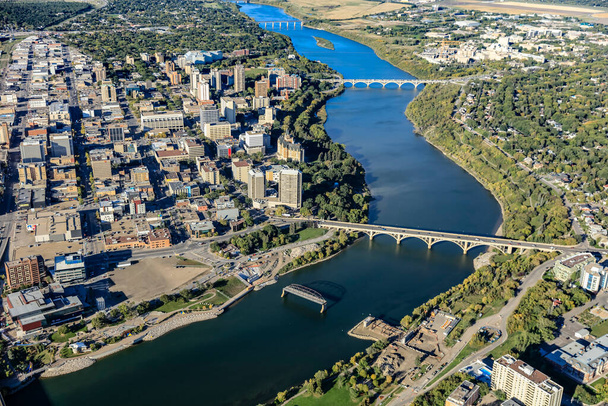Saskatoon, Saskatchewan, Kanada şehir merkezinin hava manzarası - Fotoğraf, Görsel