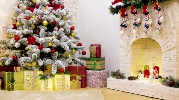 クリスマスツリーの上にキラキラ光るガーランド。クリスマスの飾りに関する記事。新年とクリスマスについての記事。休日. - 映像、動画