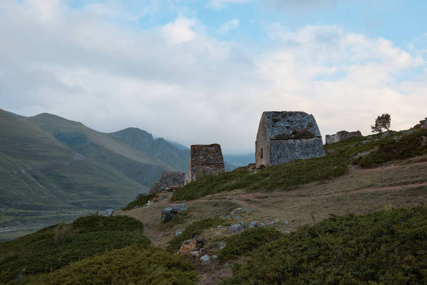 ορεινό τοπίο, πέτρινες κρύπτες στην πλαγιά του βουνού, dolmens, αρχαίες ταφές, προγονικό νεκροταφείο - Φωτογραφία, εικόνα