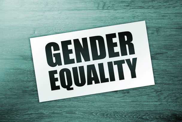 Rovnost pohlaví, slova na vizitce na dřevěném stole. Sociální a podnikatelský koncept - Fotografie, Obrázek
