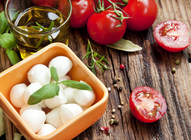 ιταλική κουζίνα συστατικά, βασιλικό, μοτσαρέλα και κεράσι ντομάτα: - Φωτογραφία, εικόνα