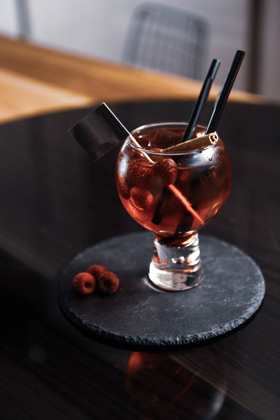 Bebida de cóctel de alcohol en la mesa en el restaurante - Foto, Imagen