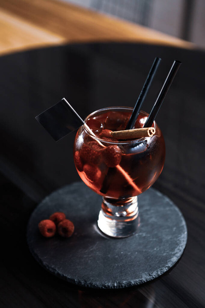 Alkoholi cocktail juoma pöydällä ravintolassa - Valokuva, kuva