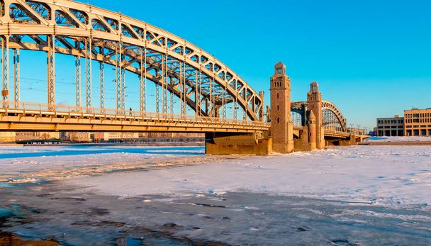Bolsheokhtinsky bridge (Bridge of Emperor Peter the Great) in St. Petersburg in the winter. - Φωτογραφία, εικόνα