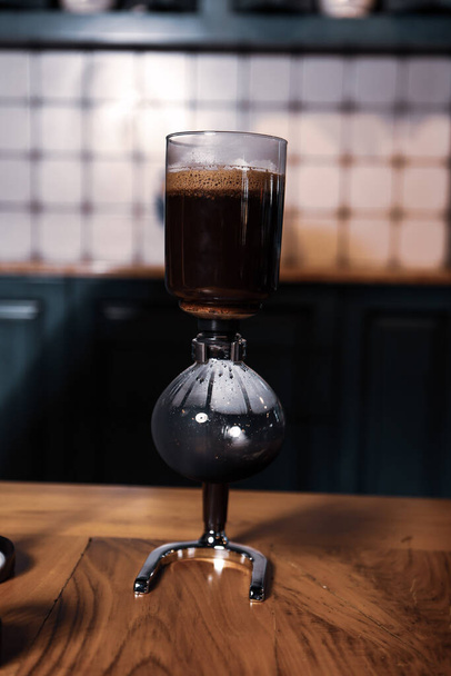 Barista brüht Kaffee in der Kaffeestube - Foto, Bild
