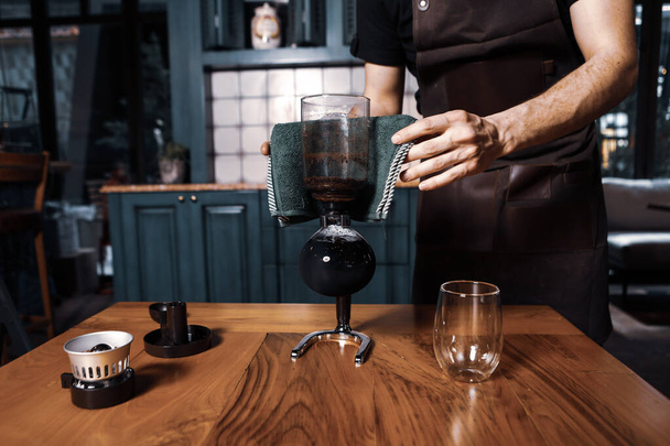 barista brewing coffee in the coffee room - Foto, afbeelding