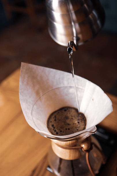 barista kávét főz a kávéházban - Fotó, kép