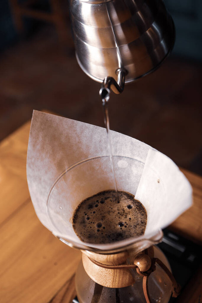 barista zet koffie in de koffiekamer - Foto, afbeelding