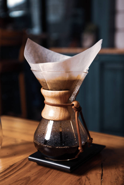 barista brewing coffee in the coffee room - Zdjęcie, obraz