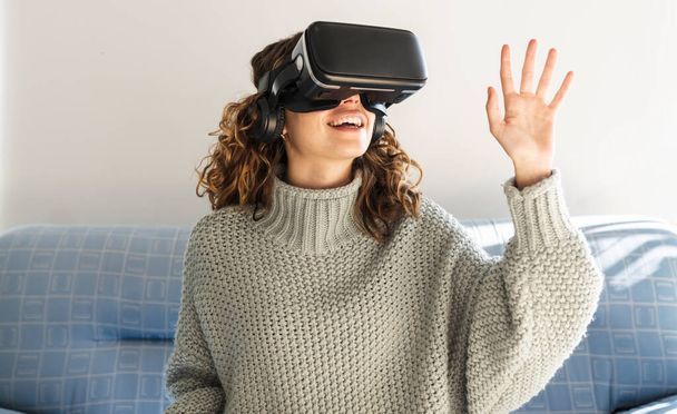 Mujer usando gafas VR en casa - Foto, imagen