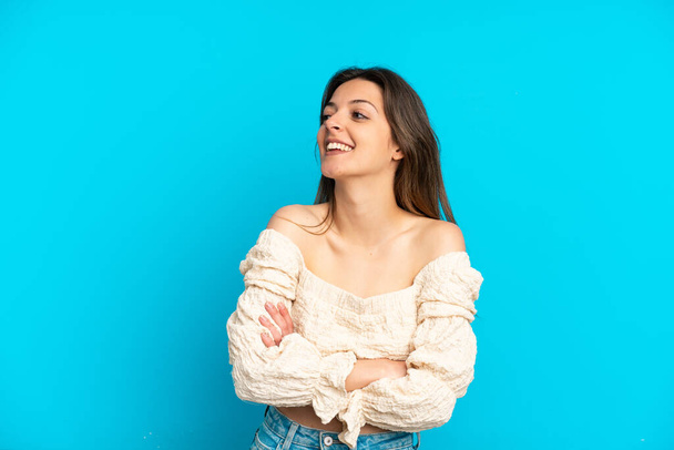 Nuori valkoihoinen nainen eristetty sinisellä taustalla onnellinen ja hymyilevä - Valokuva, kuva