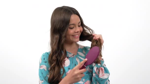 fröhliche Teenager Mädchen Kamm lange gesunde wellige Haare mit Haarbürste zeigt ihre Stärke, Haarpflege - Filmmaterial, Video