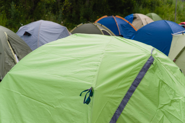 Il y a beaucoup de tentes de différentes couleurs dans un camping moderne. - Photo, image