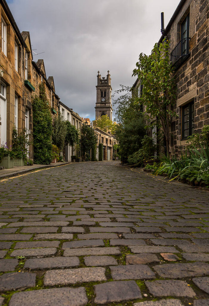 The beautiful picturesque cobbled street of Circus Lane, only a couple of minutes walk away from Edinburgh City center, Scotland - 写真・画像