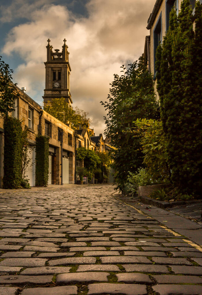 La bella pittoresca strada acciottolata di Circus Lane, a soli un paio di minuti a piedi dal centro di Edimburgo, Scozia - Foto, immagini