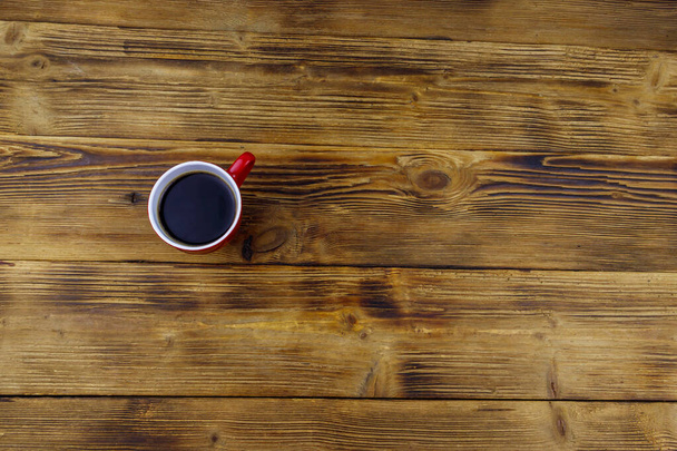 Šálek kávy na dřevěném stole. Horní pohled, kopírovací prostor - Fotografie, Obrázek