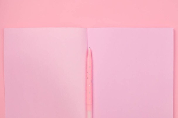 Κρατώντας σημειώσεις σε ροζ σημειωματάριο χώρο αντίγραφο. Υψηλής ποιότητας φωτογραφία - Φωτογραφία, εικόνα