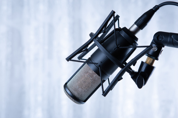 Stüdyo siyah yoğunlaştırıcı mikrofonu gri perdelere karşı kapat - Fotoğraf, Görsel
