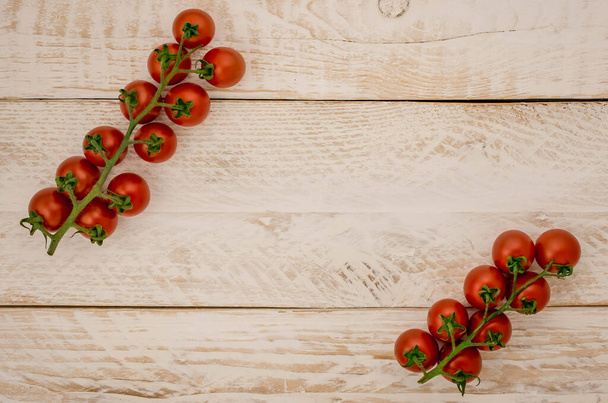Tomates cherry en la vid sobre fondo blanco - Foto, imagen