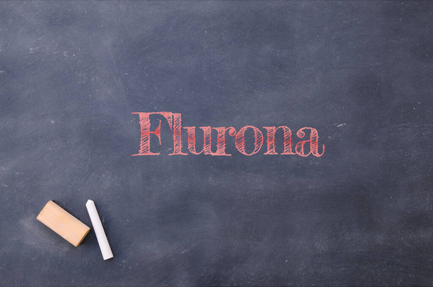 Flurona écrit sur un tableau noir de l'école. Infection coviale et grippale. - Photo, image