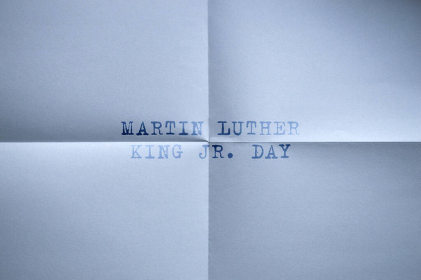 Martin Luther King Day επιγραφή σε ένα λευκό κομμάτι χαρτί από κοντά. - Φωτογραφία, εικόνα