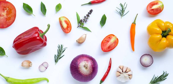 Különböző friss zöldségek és gyógynövények fehér alapon. Egészséges táplálkozás koncepciója - Fotó, kép