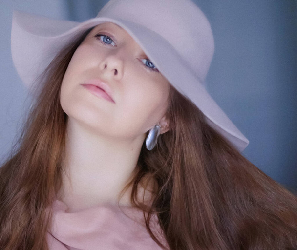 Retro film look en mode accessoire concept. Mooie brunette vrouw met lange kapsel dragen roze hoed als klassieke glamour stijl en chique vintage portret - Foto, afbeelding