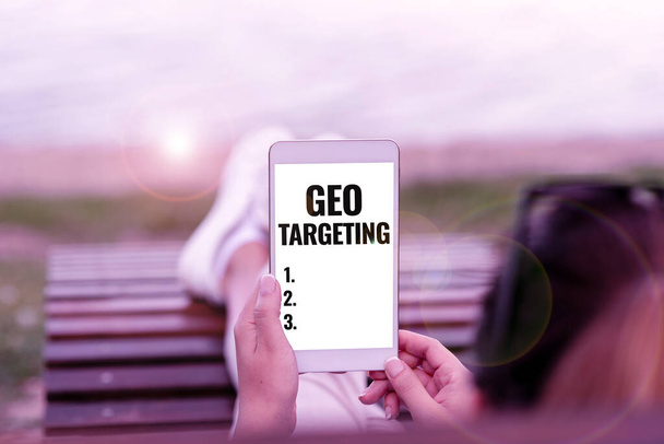 Έννοια απεικόνιση Geo Targeting. Έννοια που σημαίνει ψηφιακές διαφημίσεις Προβολές IP Διεύθυνση Adwords Καμπάνιες Τοποθεσία Φωνή και βίντεο Καλώντας Δυνατότητες Σύνδεση ανθρώπων μαζί - Φωτογραφία, εικόνα