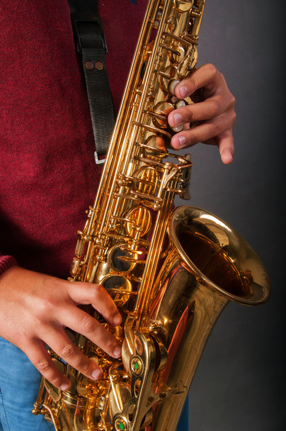 Пальцы на саксофоне
 - Фото, изображение