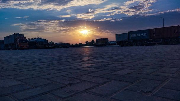 Salida del sol temprano en la mañana capturado (21-09-2021) en la carretera Sindh - Foto, Imagen
