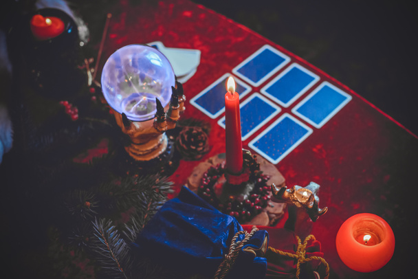 Koncepcja zimowych lub bożonarodzeniowych przewidywań wróżenia na kartach tarota, świece i inne magia - Zdjęcie, obraz