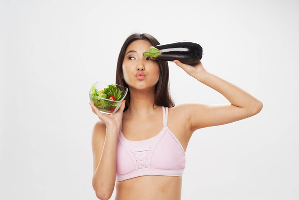 женщина с овощами в руках здоровое питание вегетарианство образ жизни - Фото, изображение