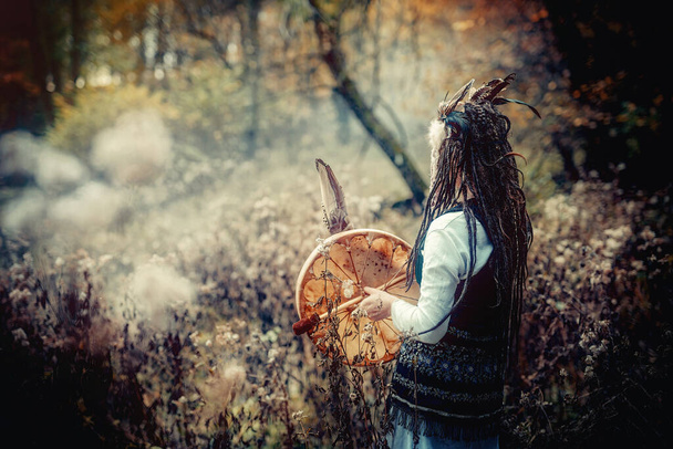 bela garota xamânica jogando no tambor quadro xamã na natureza. - Foto, Imagem