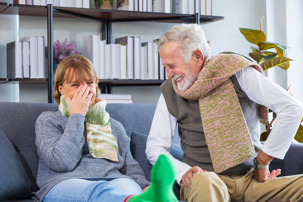 Kaksi vanhempaa paria, joilla on hyvä mielenterveys, nauravat yhdessä hauska vitsi istuessaan viihtyisässä vanhainkodissa aktiiviselle ja terveelle vanhemmalle - Valokuva, kuva