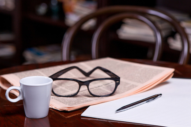 чашка кави і газети
 - Фото, зображення