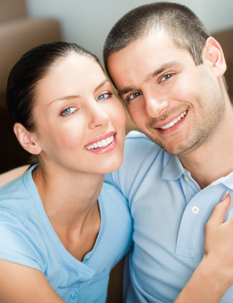 νέοι που είναι χαμογελώντας ελκυστικό ζευγάρι στο σπίτι - Φωτογραφία, εικόνα