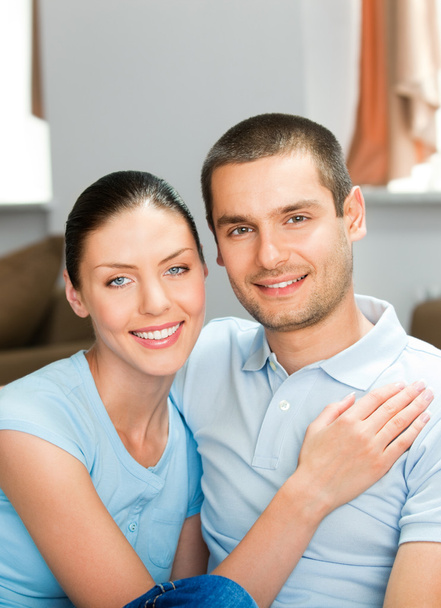 νέοι που είναι χαμογελώντας ελκυστικό ζευγάρι στο σπίτι - Φωτογραφία, εικόνα