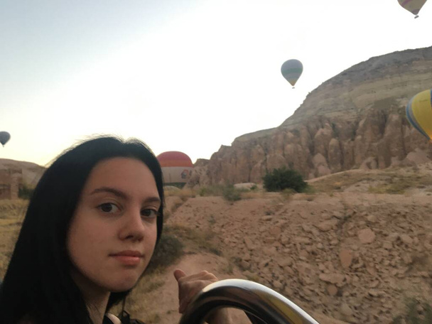 Rano robisz zdjęcia z balonów na gorące powietrze w Kapadocji - możesz stracić oddech o wschodzie słońca. - Zdjęcie, obraz