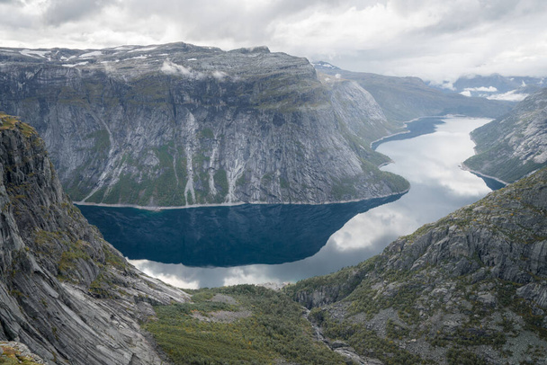 Ringedal Gölü, ünlü Norveç manzarası olan Trolltunga 'dan görüldü. İskandinavya 'da yürüyüş. Norveç 'te bulutlu bir sonbahar günü. - Fotoğraf, Görsel
