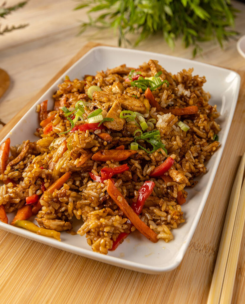 Close up of Szechuan rice dish with bell peppers, onion and chicken breasts. - Foto, Bild