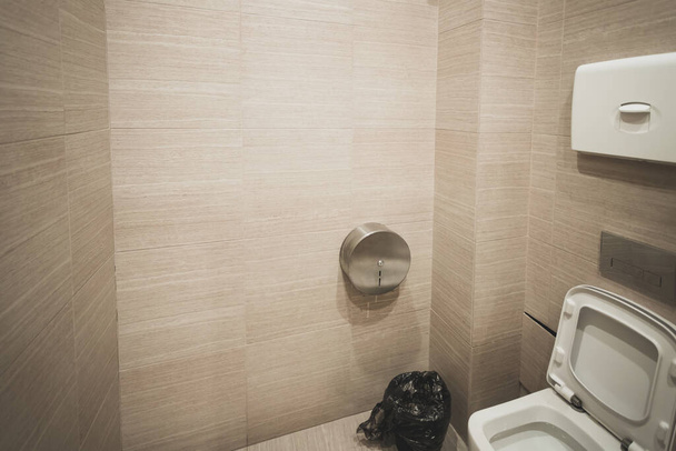 Schone nieuwe openbare toiletruimte leeg, toilet in een kantoorgebouw - Foto, afbeelding