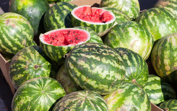 Családi házak és villák-nak Eladó a helyi mezőgazdasági termelők piacra: friss görögdinnye - Fotó, kép