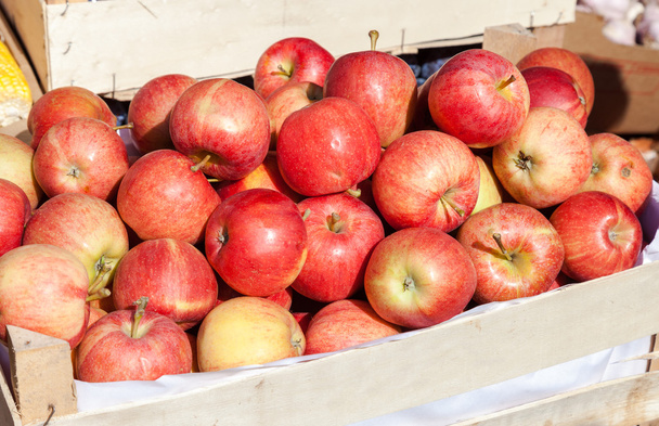 appels te koop bij de lokale boerenmarkt  - Foto, afbeelding
