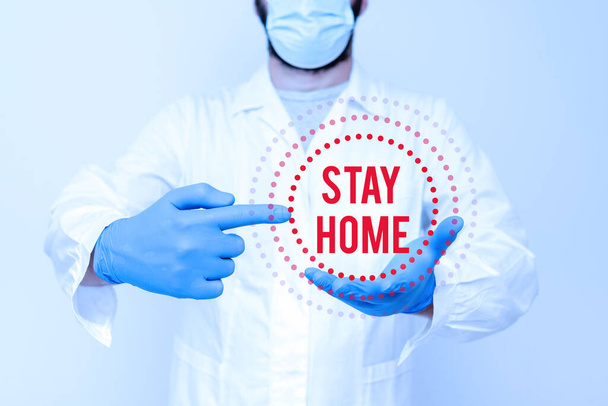 「 Stay Home 」を示すテキスト記号。ビジネスアプローチは、活動のために外出せず、家や家の中にとどまる科学者新しい技術を実証し、医師に医療アドバイスを与える - 写真・画像